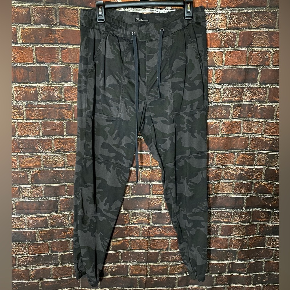 Supplies Camo Jogger Size L